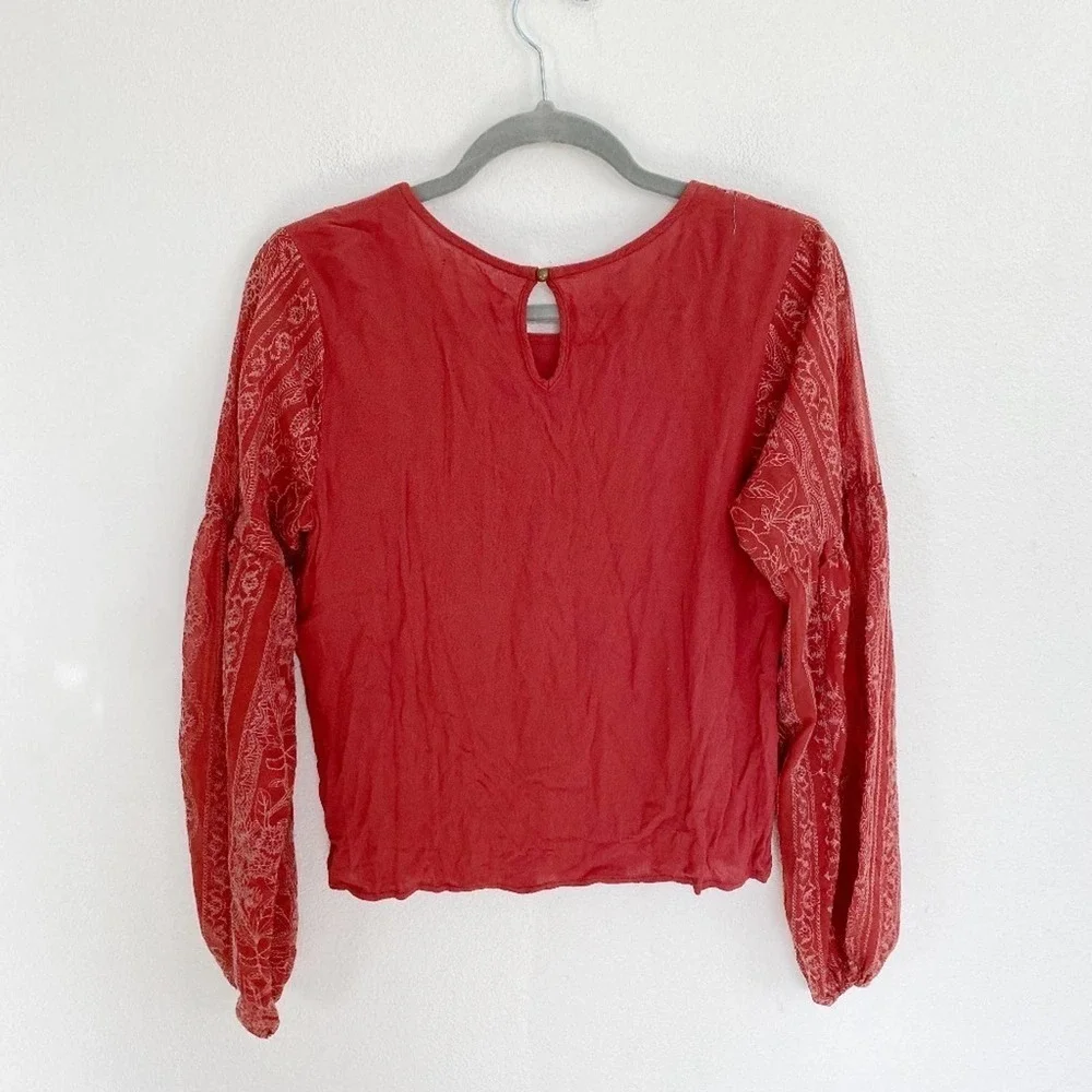 Taylor & Sage Embroidered Top size Medium - Picture 3 of 3